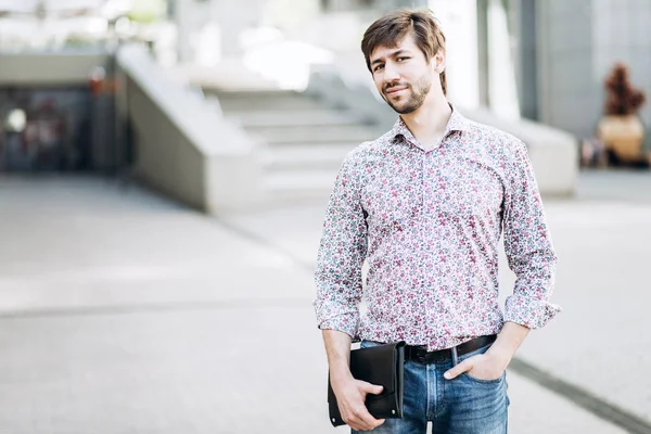 Moda bir kentsel ortamda adam gülümseyen