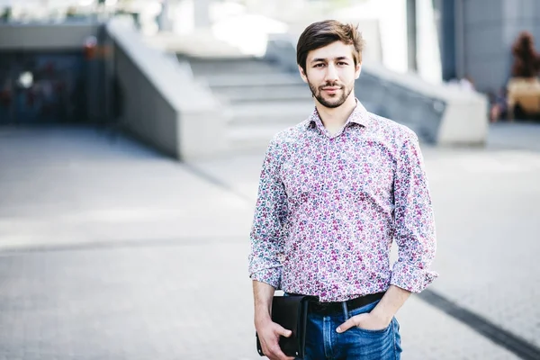 Moda bir kentsel ortamda adam gülümseyen