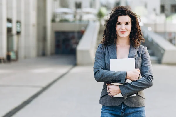 Retrato de mujer de negocios moderna — Foto de Stock