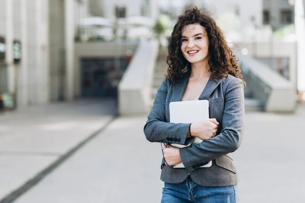 Retrato de mujer de negocios moderna — Foto de Stock