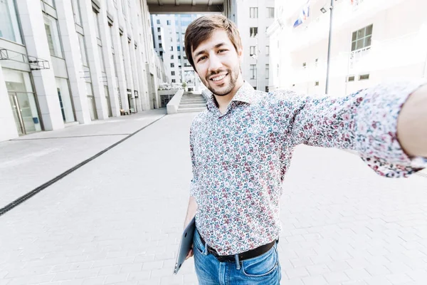 Bir Selfie alarak öğrenci gülümseyen 