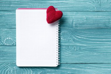 Kopyalama alanı ve vintage handmaded Sevgililer günü oyuncak kalp üzerinde açık mavi ahşap renkli için boş not defteri