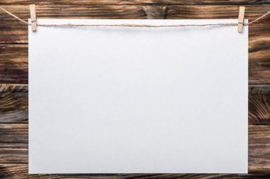 Fotoğraf çerçevesi, notlar. İş fotoğraf çerçevelemek izole beyaz doku ile. Boş fotoğraf çerçevelemek. Beyaz çarşaf üzerinde giyim-peg. Ahşap arka plan. İş, notlar, satış için idealdir