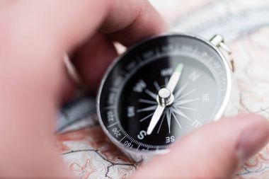 Pusula ve harita. Seyahat kavramı