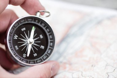 Pusula ve harita. Seyahat kavramı