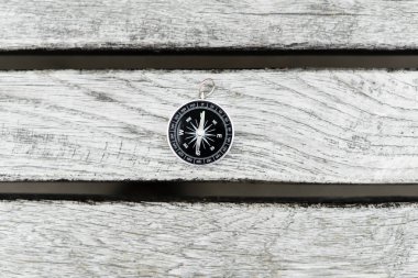 Güzel bir ahşap yüzeye pusula. Üstten Görünüm