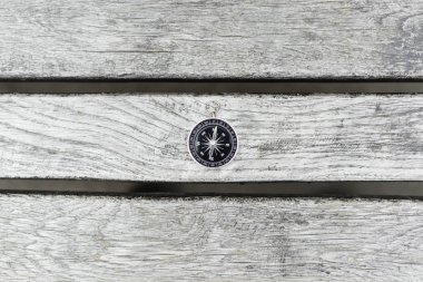 Güzel bir ahşap yüzeye pusula. Üstten Görünüm