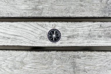 Güzel bir ahşap yüzeye pusula. Üstten Görünüm