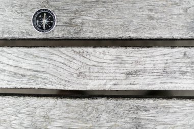 Güzel bir ahşap yüzeye pusula. Üstten Görünüm