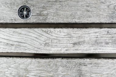 Güzel bir ahşap yüzeye pusula. Üstten Görünüm