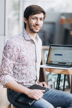 Moda bir kentsel ortamda adam gülümseyen