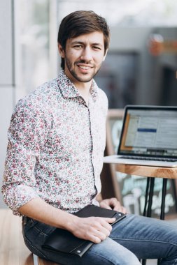 Moda bir kentsel ortamda adam gülümseyen