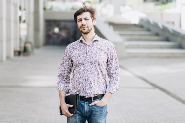 Moda bir kentsel ortamda adam gülümseyen