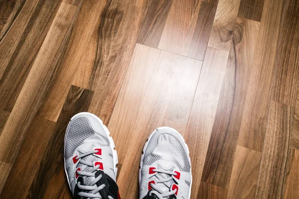 Spor Ayakkabı Ahşap Arka Plan Üstünde Göster — Stok fotoğraf