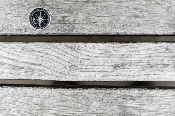 Güzel bir ahşap yüzeye pusula. Üstten Görünüm