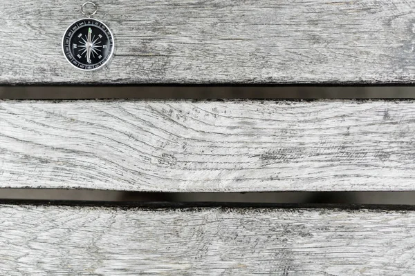 Güzel bir ahşap yüzeye pusula. Üstten Görünüm