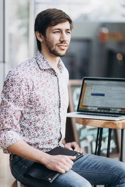 Moda bir kentsel ortamda adam gülümseyen