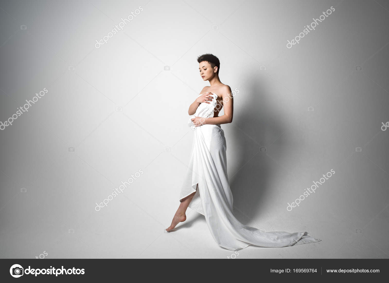 Schöne Junge Nackte Mädchen Ein Bettlaken Gehüllt Stockfotografie