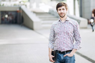 Moda bir kentsel ortamda adam gülümseyen