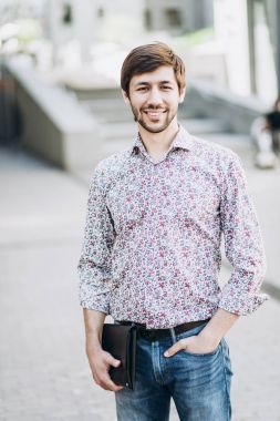 Moda bir kentsel ortamda adam gülümseyen