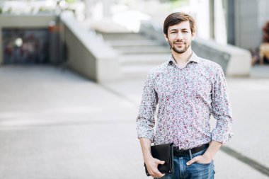 Moda bir kentsel ortamda adam gülümseyen