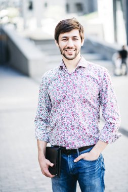 Moda bir kentsel ortamda adam gülümseyen