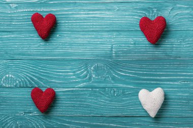 Örgü kalp mavi ahşap arka plan üzerinde