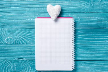 Kopyalama alanı ve vintage handmaded Sevgililer günü oyuncak beyaz kalp üzerinde mavi ahşap arka plan için boş not defteri