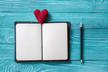 Kopyalama alanı ve vintage handmaded Sevgililer günü oyuncak kalp üzerinde açık mavi ahşap renkli için boş not defteri
