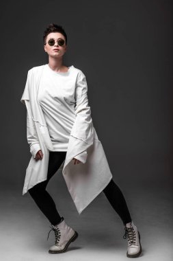 Beyaz önlük ve güneş gözlüğü takmış güzel bir genç kız portresi