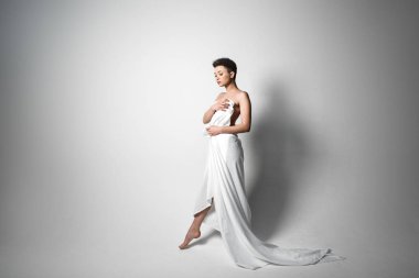 Güzel genç çıplak kız bir çarşaf içinde sarılmış