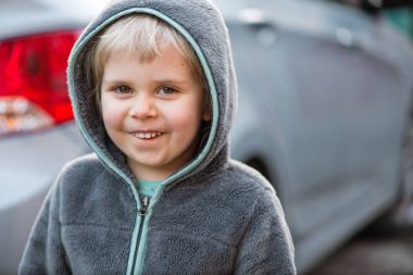 Sokakta başlıklı küçük kız