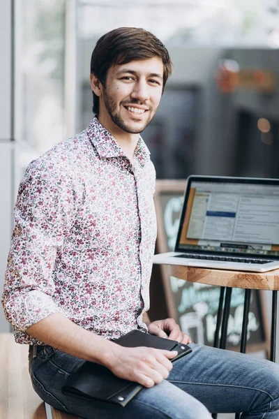 Moda bir kentsel ortamda adam gülümseyen