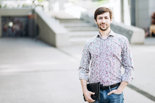 Moda bir kentsel ortamda adam gülümseyen