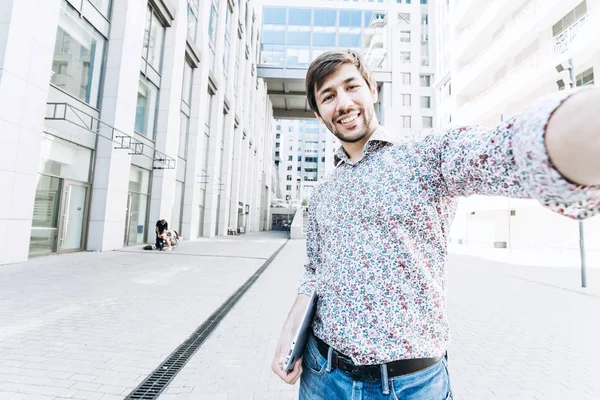 Bir selfie alarak gülümseyen iş adamı