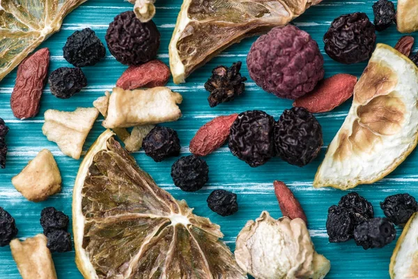 Kuru otlar, limon ve çilek mavi zemin üzerine