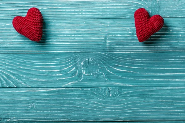 Вязанное сердце на синем деревянном фоне — стоковое фото