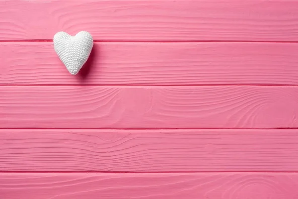 White heart on a pink wooden background, Valentine 's Day concept — стоковое фото