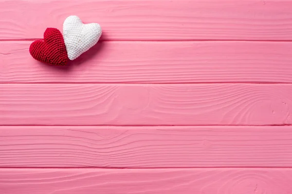 White heart on a pink wooden background, Valentine 's Day concept — стоковое фото