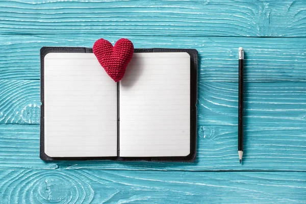 Kopyalama alanı ve vintage handmaded Sevgililer günü oyuncak kalp üzerinde açık mavi ahşap renkli için boş not defteri