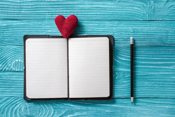 Kopyalama alanı ve vintage handmaded Sevgililer günü oyuncak kalp üzerinde açık mavi ahşap renkli için boş not defteri