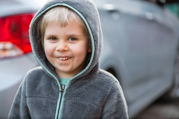 Niña en el capó en la calle —  Fotos de Stock