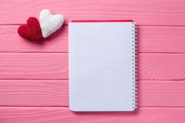 Pembe ahşap arka plan, Sevgililer günü kavramı üzerinde beyaz kalp