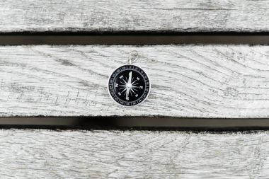 Güzel bir ahşap yüzeye pusula. Üstten Görünüm