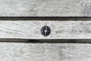 Güzel bir ahşap yüzeye pusula. Üstten Görünüm