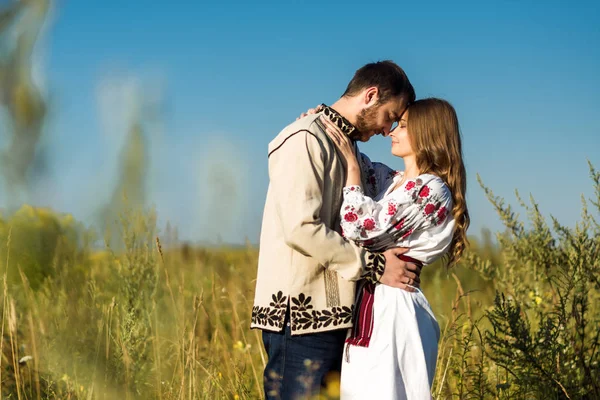 Nádherný pár v oboru — Stock fotografie