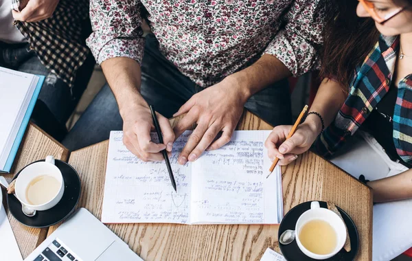 Üstten Görünüm defterini, kitap ve dizüstü bilgisayar ile insan. Kahve Tablo