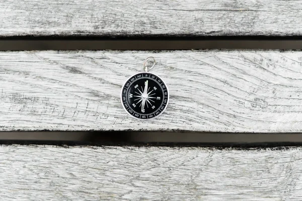 Güzel bir ahşap yüzeye pusula. Üstten Görünüm