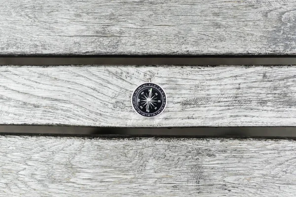 Güzel bir ahşap yüzeye pusula. Üstten Görünüm