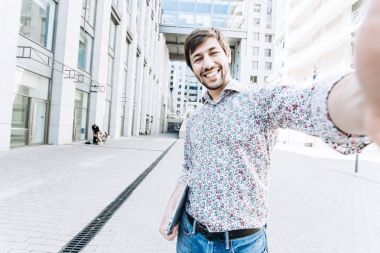 Bir Selfie alarak öğrenci gülümseyen